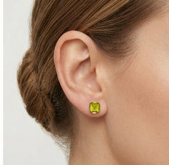 Pendientes de botón de oro con moldavita de corte princesa cuadrado