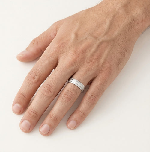 Anillo de boda solitario en oro blanco con acabado mate