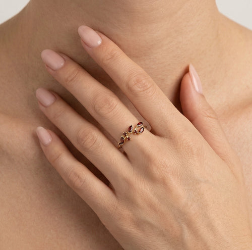 Elegantní granátový prsten se smíšenými broušenými kameny