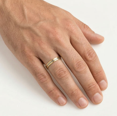 Bague de mariage en or jaune avec accents blancs.