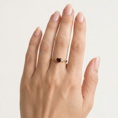 Charismatischer Damenring mit Herz- und Rund-Granat