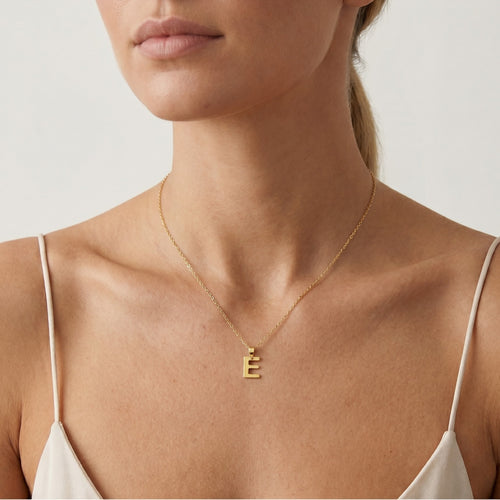 Péndulo de oro con la letra "E"