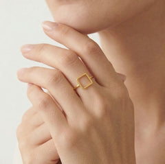 Zlatý prsten s čtvercovým rámem