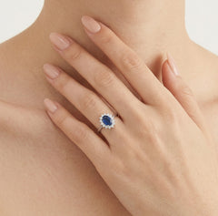 Stříbrný prsten se svatozáří a safírem