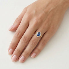 Oválný zlatý prsten se syntetickým safírem