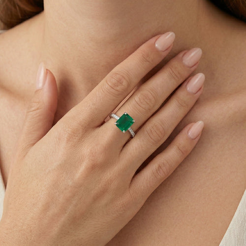 Stříbrný prsten se stupňovitě broušeným smaragdem