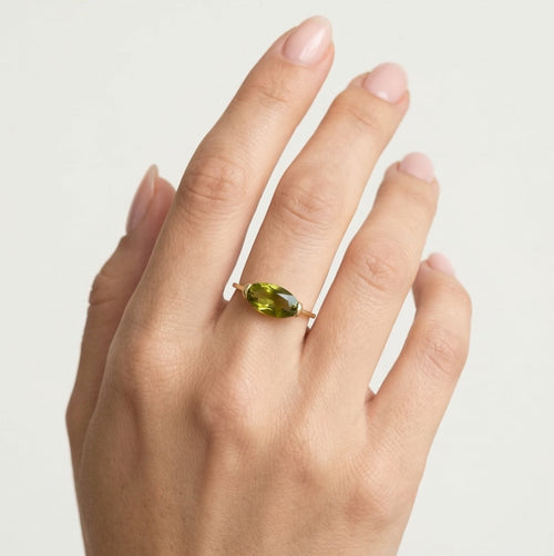 Prsten s oválným stupňovitě broušeným vltavínem