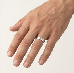 Prsten z bílého zlata s třpytivým povrchem