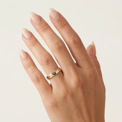 Elegantní dvoubarevný zlatý snubní prsten