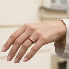 Anillo de oro amarillo con granates de la eternidad