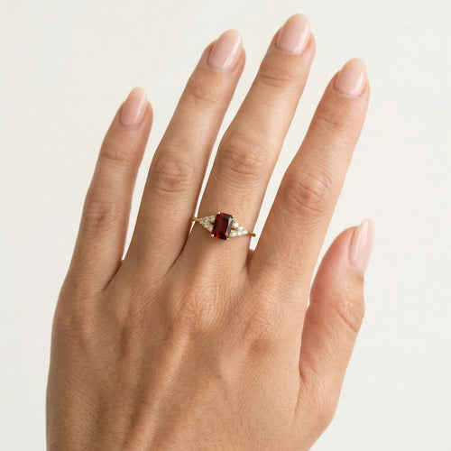 Bague élégante en grenat taille émeraude avec zirconiums.