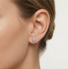 Weißgoldene Herzstecker mit kleinen Zirkonia