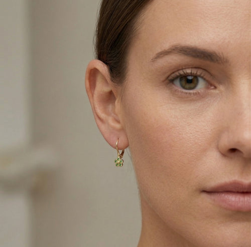 Zelené květinové náušnice ze žlutého zlata