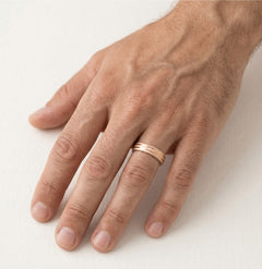 Alliance en or rose avec lignes plates polies et pierre