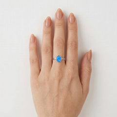 Kleiner ovaler blauer Opalring mit Krappenfassung