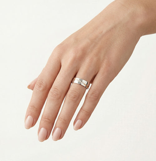 Snubní prsten z bílého zlata s drážkou z růžového zlata