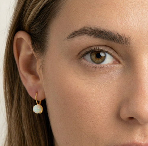 Einzigartige Ohrringe mit weißem Opal