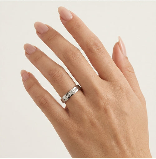 Platinový snubní prsten s vysoce leštěnou povrchovou úpravou