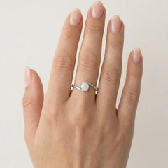 Jednoduchý stříbrný prsten s kulatým bílým opálem