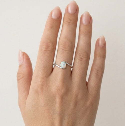 Jednoduchý stříbrný prsten s kulatým bílým opálem