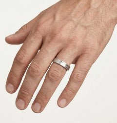 Weißgold-Trauring mit flacher, polierter Linie und Steinen