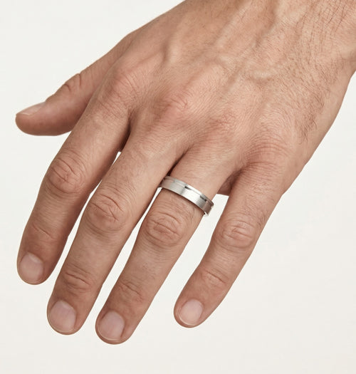 Weißgold-Trauring mit flacher, polierter Linie und Steinen