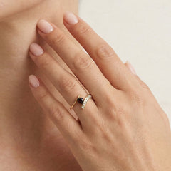 Anillo de granate y circonia cúbica en oro elegante