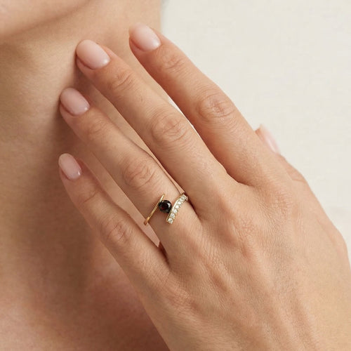 Anillo de granate y circonia cúbica en oro elegante