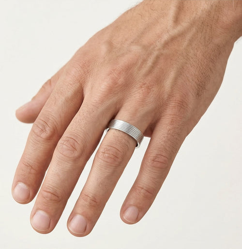 Anillo de boda de oro blanco con líneas pulidas.