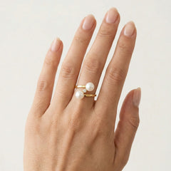 Anillo de oro con doble perla retorcida