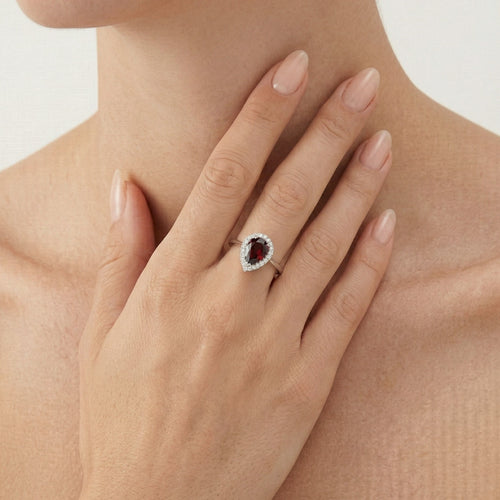 Prsten s granátem z bílého zlata