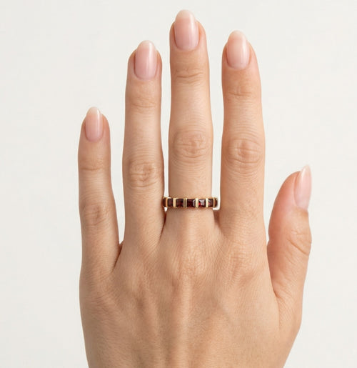 Gelbgoldring mit durchgehenden princessgeschliffenen Granaten