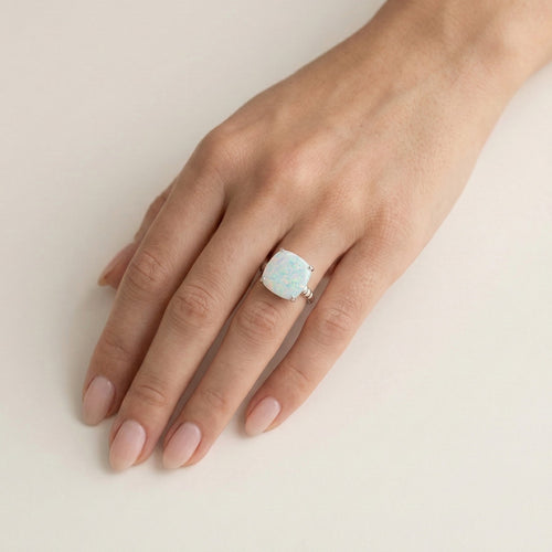 Bague carrée torsadée avec opale blanche