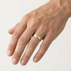 Eleganter Bicolor-Gold-Ehering mit mattem Finish