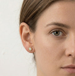 Boucles d'oreilles clous en or avec serti.