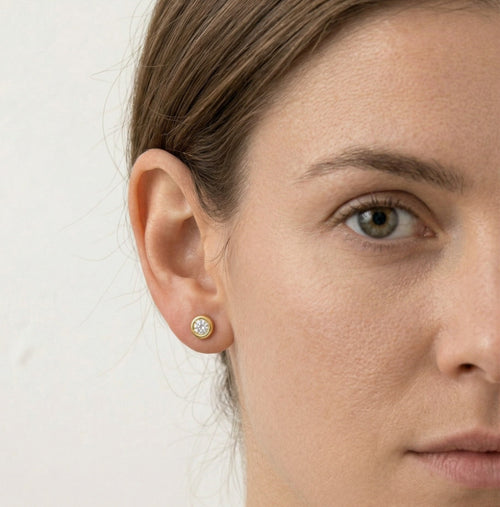 Boucles d'oreilles clous en or avec serti.