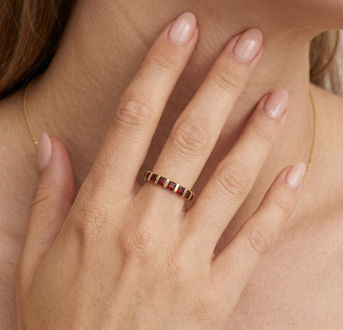 Prsten ze žlutého zlata s granáty s princess brusem