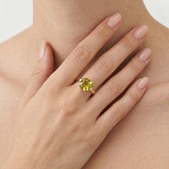 Anillo elegante de oro con piedra cojín