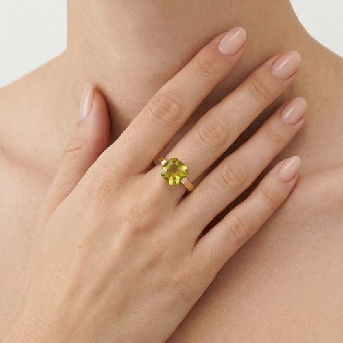 Anillo elegante de oro con piedra cojín