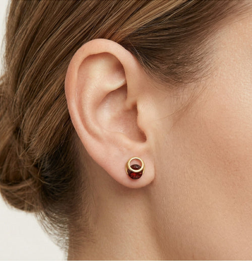 Zlaté náušnice s kulatým granátem s napínáním