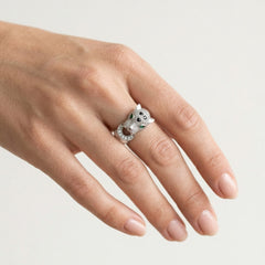 Stříbrný prsten s panterem, smaragdové oči a onyx