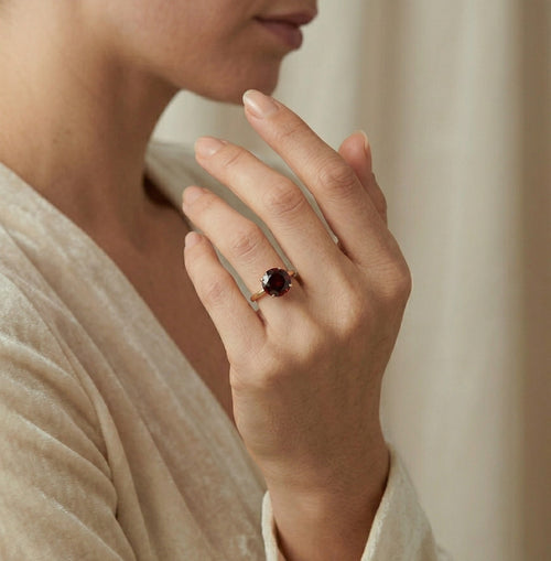 Yellow gold ring with one round garnet