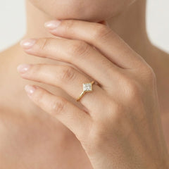 Bague en or jaune avec zircon cubique en forme de losange