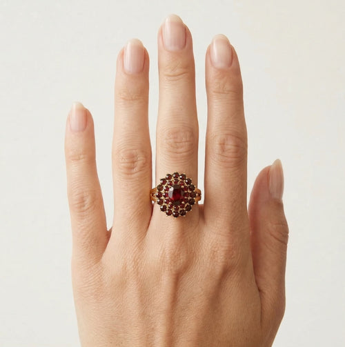 Regal 14kt gold garnet ring