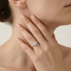 Bague intemporelle pour femme avec diamants ronds et carrés