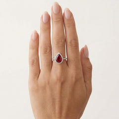 Ring aus Sterlingsilber mit tropfenförmigem Rubin und runden Zirkonia