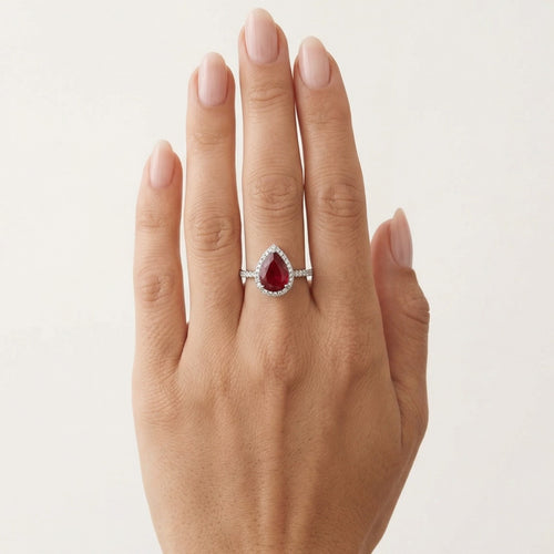 Ring aus Sterlingsilber mit tropfenförmigem Rubin und runden Zirkonia