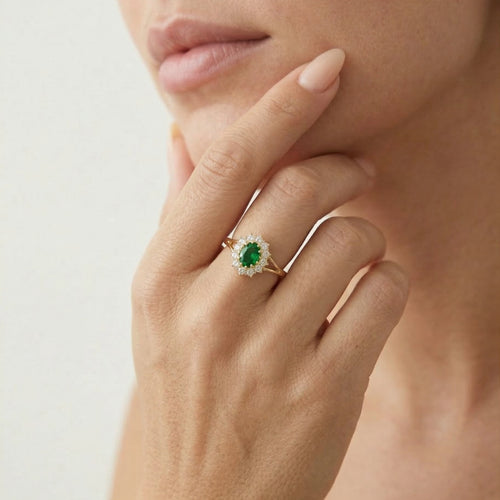 Bague en émeraude synthétique avec zircons.