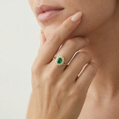 Bague en émeraude synthétique avec zircons.