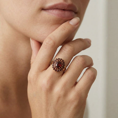 Regal 14kt gold garnet ring